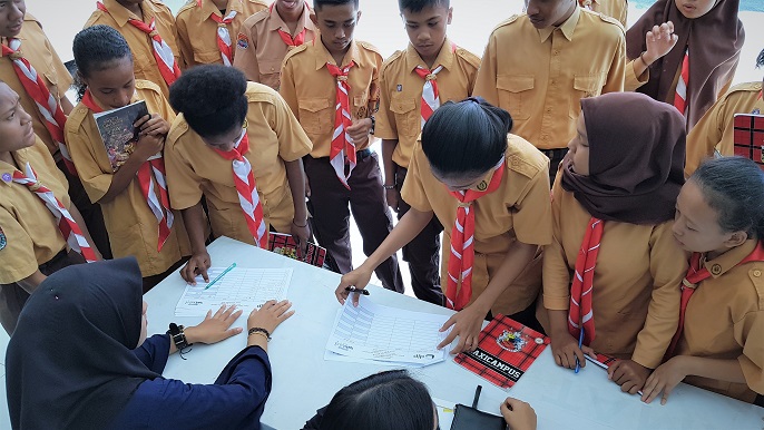 Antusiasme peserta antre mengisi daftar hadir Pajak Bertutur di SMK Negeri 2 Jayapura