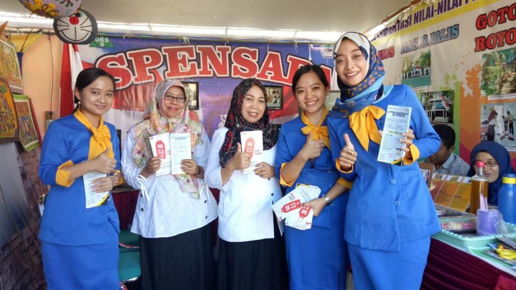 Pegawai Non Organik KP2KP Pacitan bagikan Brosur PP 23 di Pacitan Expo (Rabu, 15/8)