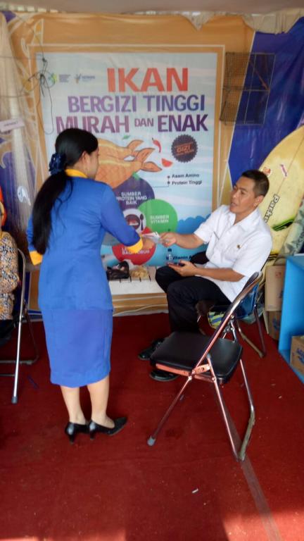 Pegawai Non Organik KP2KP Pacitan bagikan Brosur PP 23 di Pacitan Expo (Rabu, 15/8)
