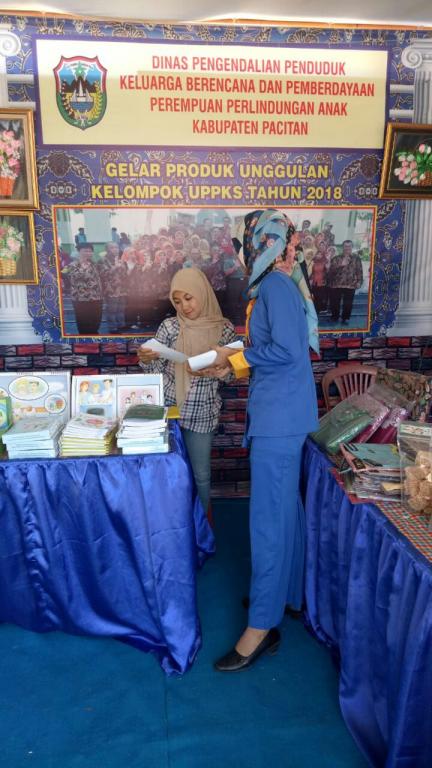 Pegawai Non Organik KP2KP Pacitan bagikan Brosur PP 23 di Pacitan Expo (Rabu, 15/8)
