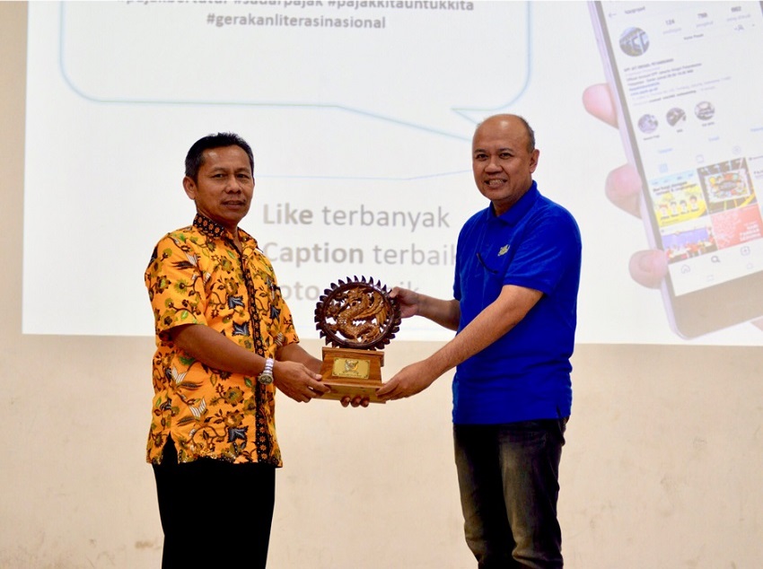 Bapak Ar Ar Aryaman selaku Kepala KPP Pratama Jakarta Grogol Petamburan memberikan Plakat kepada SMA St. Kristoforus 1