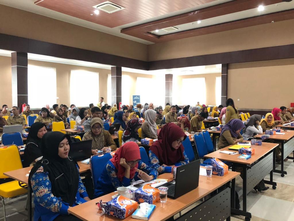 Beberapa peserta aktif mengajukan pertanyaan.