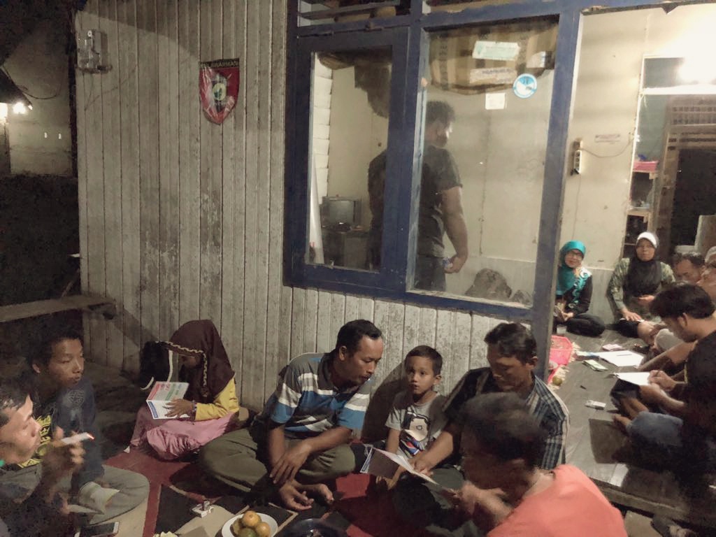 Para pedagang Pasar Petung terlihat mempelajari leflet PP 23 yang dibawa Tim Penyuluh KPP Pratama Penajam