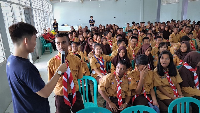 Salah satu peserta menjawab pertanyaan dalam sesi permainan dan tanya jawab