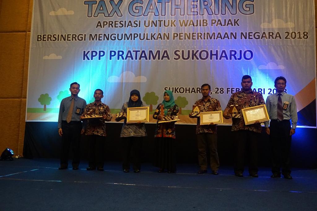 Kepala KPP Pratama Sukoharjo Muslim Gunanta beri Penghargaan kepada Wajib Pajak Patuh