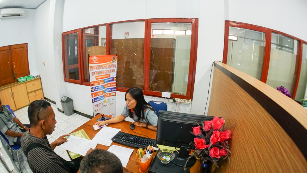 Loket Kantor Pos Untuk Pembayaran Pajak Menggunakan Uang Tunai