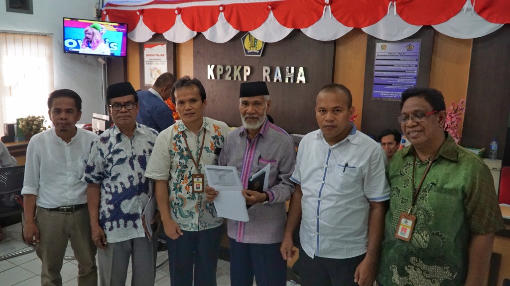 Para anggota DPRD Kabupaten Muna berfoto bersama dengan Kepala KP2KP Raha