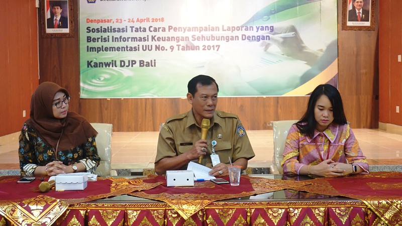 Kepala Dinas Koperasi dan UKM Provinsi Bali I Gede Indra Dewa Putra memberikan sambutan dan membuka acara pada hari kedua sosialisasi (24/4)