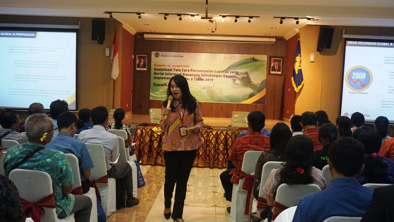 Narasumber dari Direktorat Perpajakan Internasional Eva Theresia Hotmaida Situmorang memberikan paparan pada acara sosialisasi yang dihadiri oleh koperasi simpan pinjam yang ada di Bali (24/4)