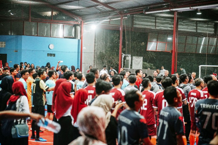 Para peserta turnamen menyanyikan lagu kebangsaan "Indonesia Raya"