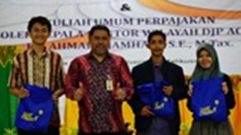 Foto bersama dengan mahasiswa Universitas Malikussaleh