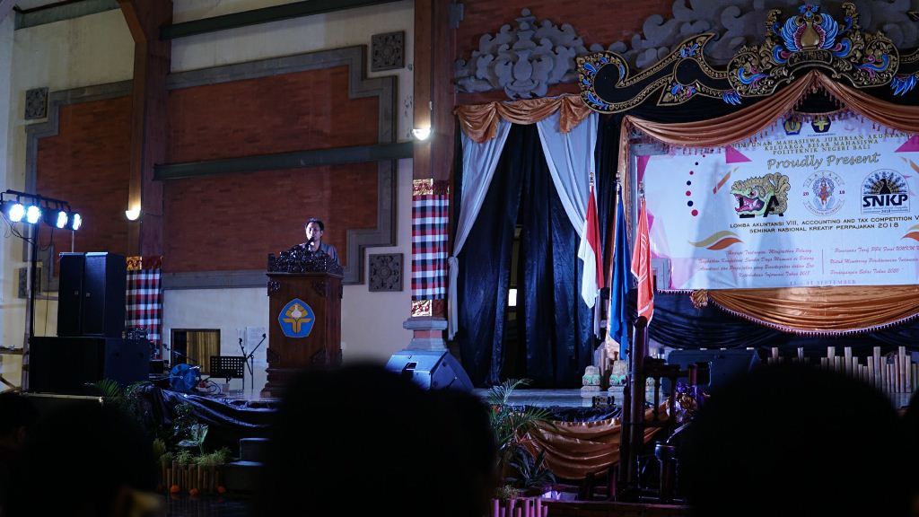 I Wayan Temaja selaku Pembantu Direktur III memberikan sambutan pada acara seminar