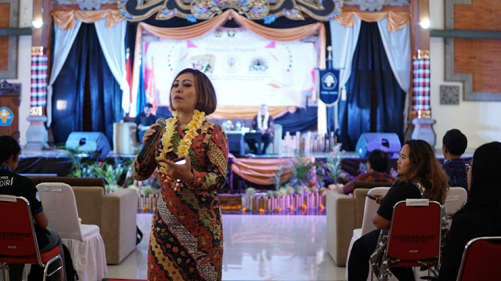 Ani Natalia yang merupakan Kepala SubDirektorat Hubungan Masyarakat Perpajakan Kantor Pusat DJP memberikan paparan tentang PP23