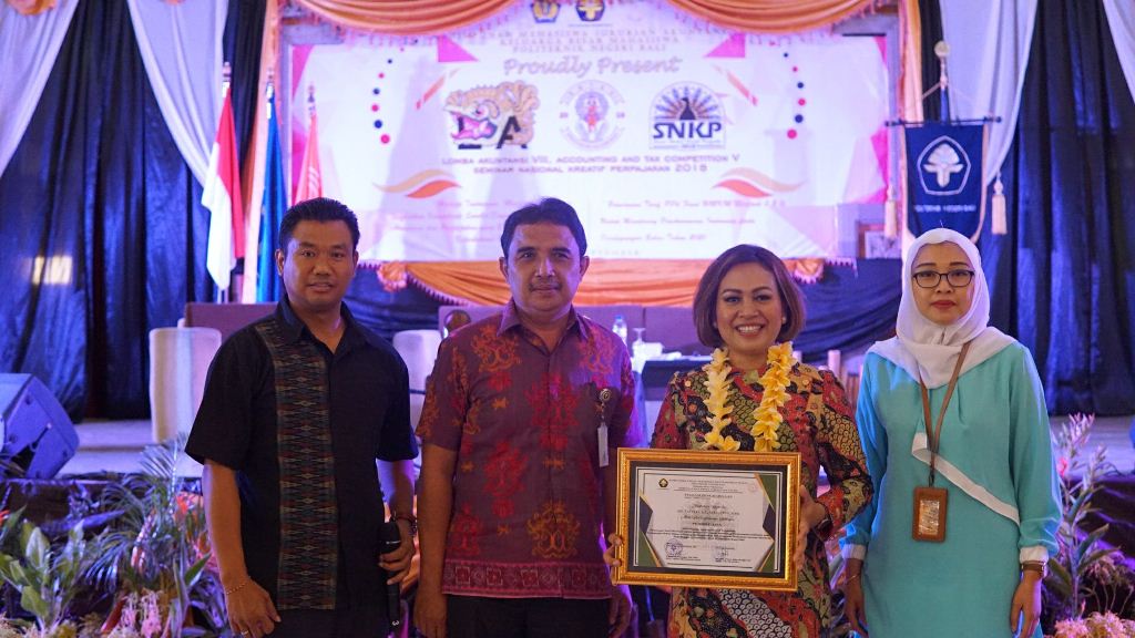 Ani Natalia didampingin dengan Riana Budiyanti foto bersama dengan Kepala Jurusan Akuntasi (merah) dan moderator