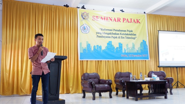 Pembacaan Puisi Pajak oleh Salah Satu Mahasiswa