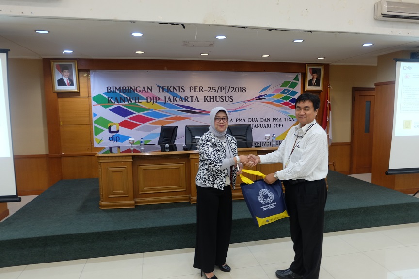 Pemberian cinderamata kepada narasumber