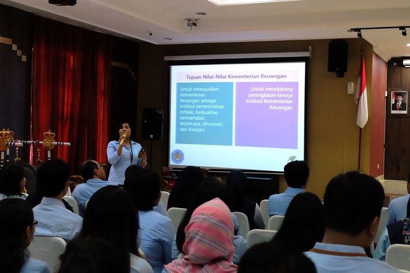 Martiana Dharmawani Sipahutar memberikan paparan tentang Nilai-Nilai Kementerian Keuangan