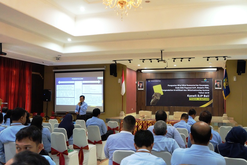 Ahmad Hasan Su'aidy memberikan paparan tentang disiplin PNS