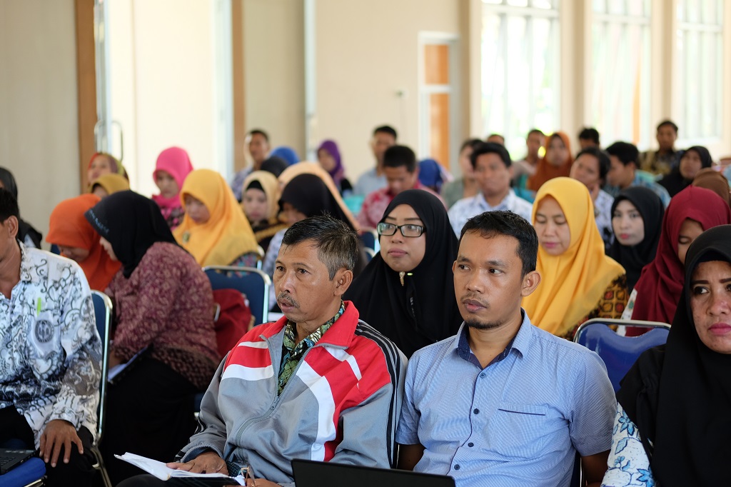 Peserta bimtek mendengarkan materi secara seksama