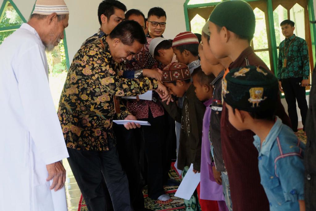 KPP Pratama Baubau mewakili memberikan santunan kepada anak yatim piatu