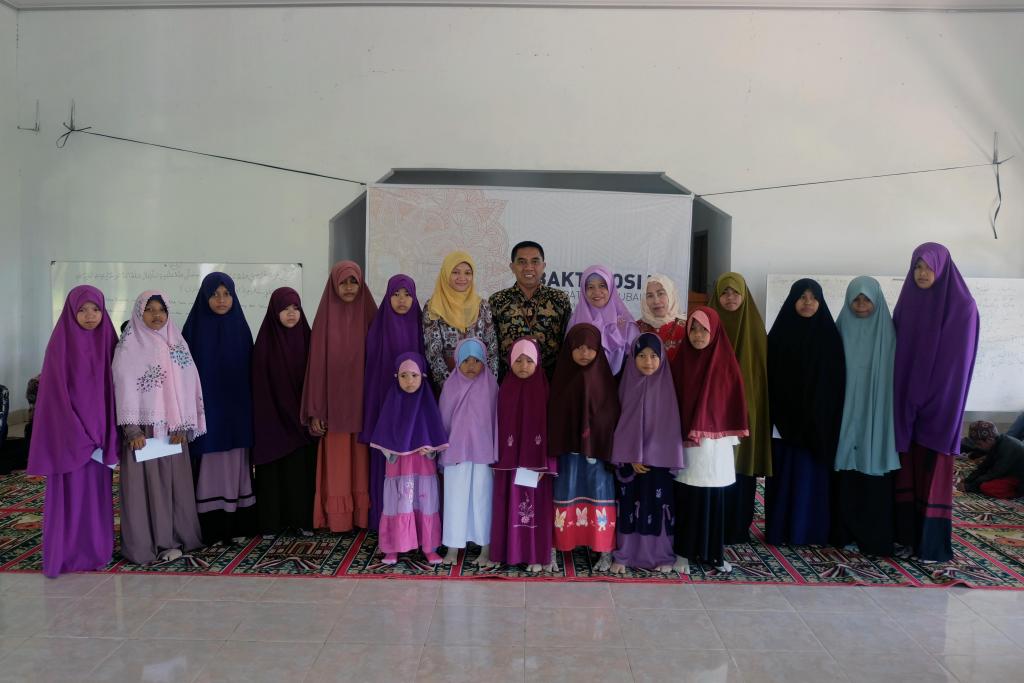 Foto bersama Kepala KPP Pratama Baubau beserta keluarga besar Panti Asuhan Al-Marhamah