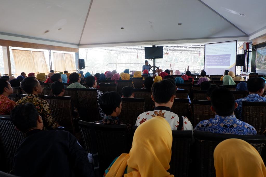 Account Representative Januar Arrasyid menyampaikan materi kewajiban bendahara desa hari 3