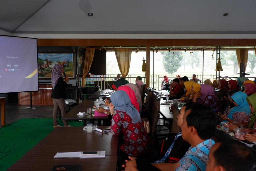 Pelaksana Ekstensifikasi dan Penyuluhan Dian menyampaikan materi SPT Tahunan melalui e-filling