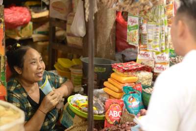KPP Tabanan bagikan Souvenir kepada para pedagang di pasar