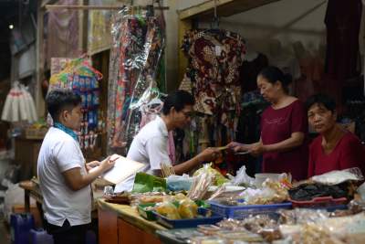Pegawai KPP Tabanan bagikan brosur kepada para pedagang
