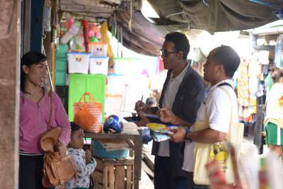 Pegawai KPP Tabanan Sosialisasikan PP23 ke pedagang di pasar