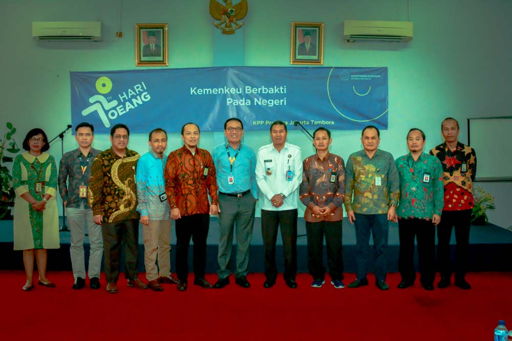 Foto Bersama para Pejabat Esselon IV dengan Brigjen.Pol.Drs. Anthoni Hutabarat yang merupakan Direktur Diseminasi, Informasi Deputi Bidang Pencegahan dari Badan Narkotika Nasional (BNN) Pusat .