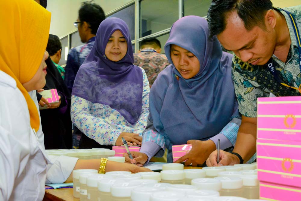 Petugas KPP Pratama Jakarta Tambora baik dari Pejabat Esselon IV, AR dan Pelaksana sedang Melakukan Tes Urin