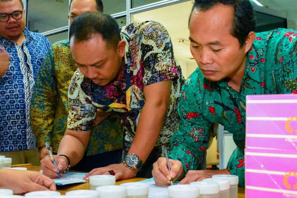 Petugas KPP Pratama Jakarta Tambora baik dari Pejabat Esselon IV, AR dan Pelaksana sedang Melakukan Tes Urin