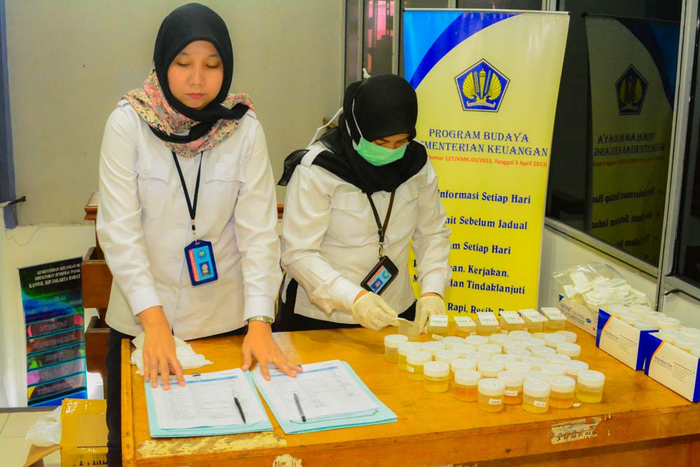 Tim Pemeriksaan Urin dari Badan Narkotika Nasional (BNN) Pusat