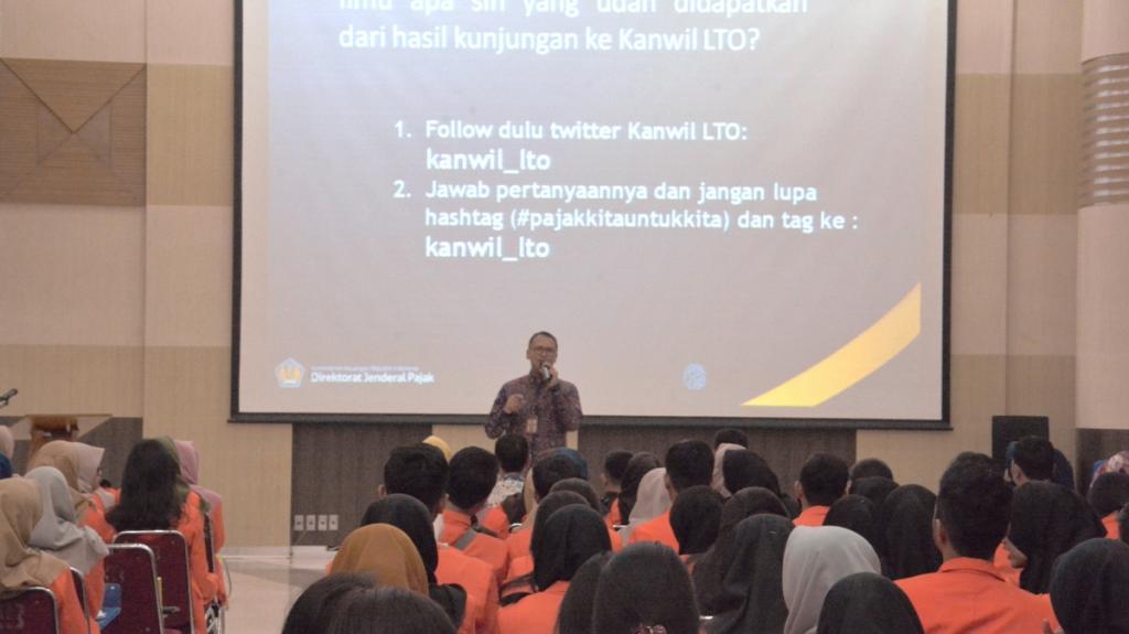 Para mahasiswa Politeknik Pos Indonesia memenuhi aula Kanwil DJP WP Besar