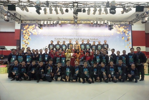 Foto bersama keluarga besar KPP Pratama Tarakan