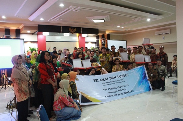 Kepala Kanwil DJP Jateng II berfoto bersama pegawai KPP Pratama Boyolali