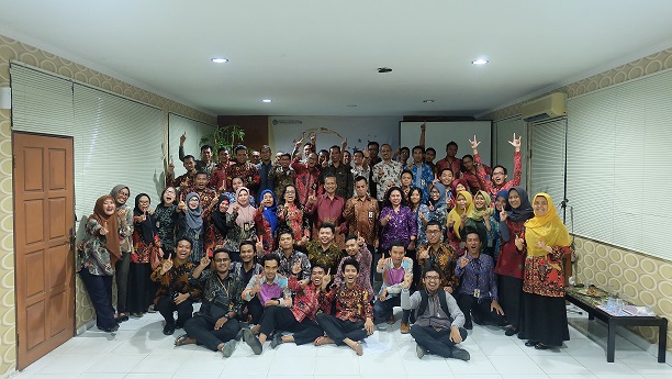 Foto bersama keluarga besar KPP Pratama Palu