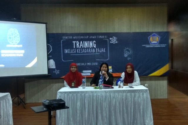 Nyoman Ayu Ningsih, Kepala Bidang P2Humas Kanwil DJP Jawa Timur II membuka pelatihan. Dalam sambutannya, Nyoman memaparkan bahwa penerimaan pajak tidak tercapai karena kepatuhan wajib pajak yang masih rendah. Hal ini disebabkan karena kurangnya pengetahuan wajib pajak dan calon wajib pajak tentang peraturan pajak. Inilah alasan utama diadakan Training Inklusi Kesadaran Pajak kali ini.