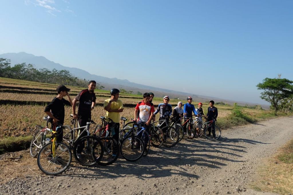 Berfoto di area persawahan dengan pemandangan gunung Wilis.