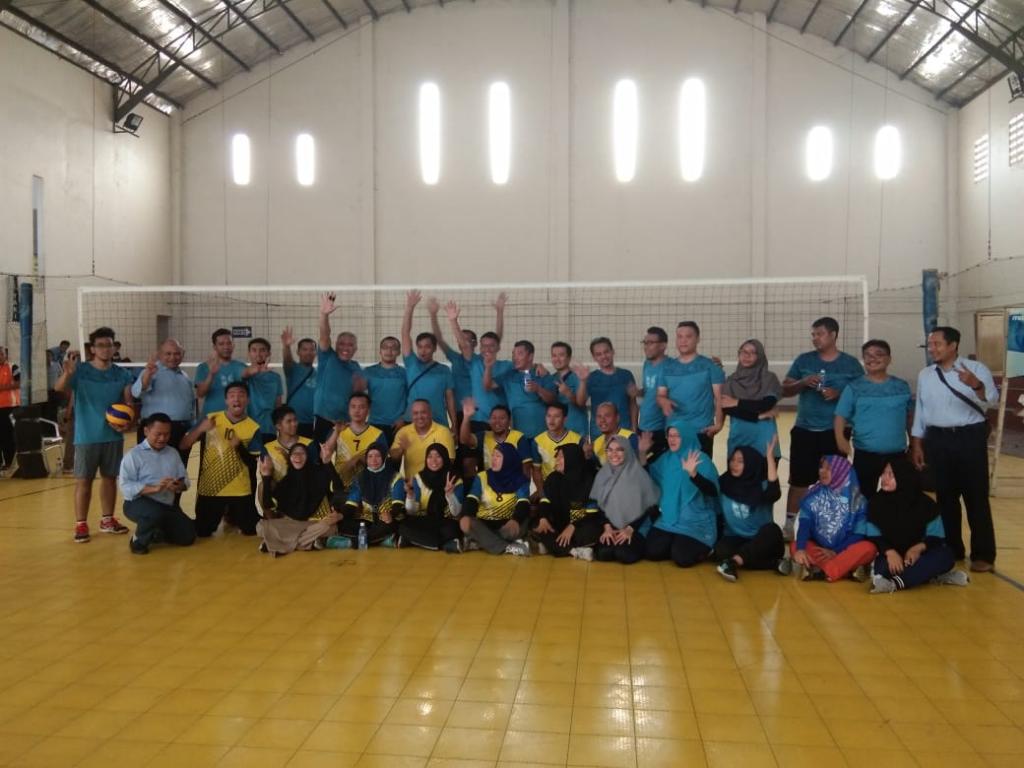 Foto Bersama Panitia dan Tim Bola Voli KPP Pratama Cirebon Usai Babak Final