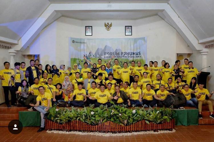 Beberapa peserta forum berfoto bersama di akhir acara