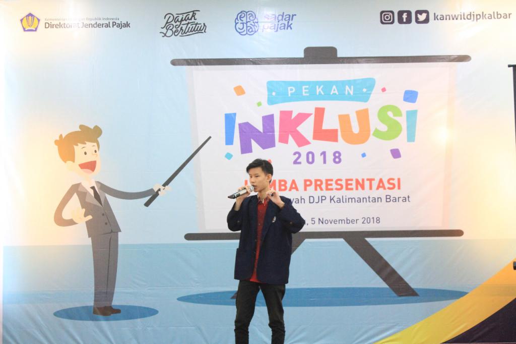 Salah satu peserta sedang presentasi.