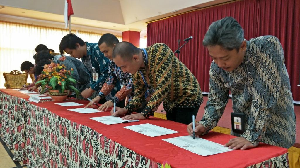 Fungsional Pemeriksa Melakukan Penandatanganan Pakta Integritas