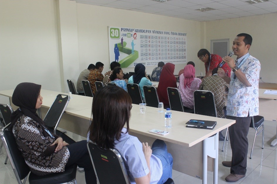 Salah satu petugas sosialiasi menjawab pertanyaan yang diajukan oleh karyawan