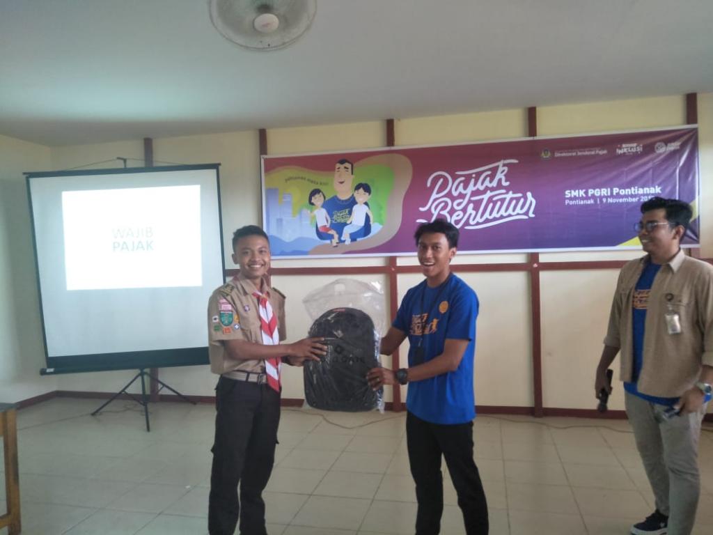 Tas Ransel sebagai hadiah utama diberikan kepada peserta yang bisa menjawab pertanyaan kapan hari pajak.