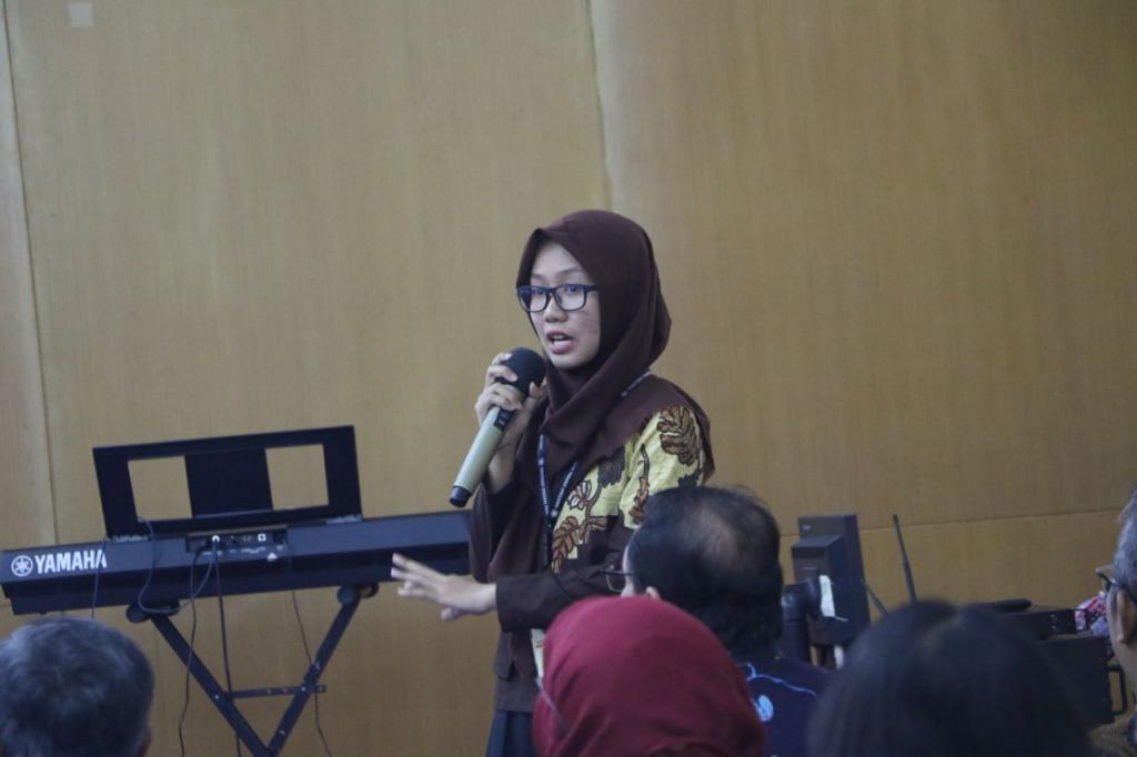 'Asyratuts Tsalatsa Fahmi (bagian Kepegawaian) dalam menyampaikan materi terkait Aplikasi e-LHKPN 2018