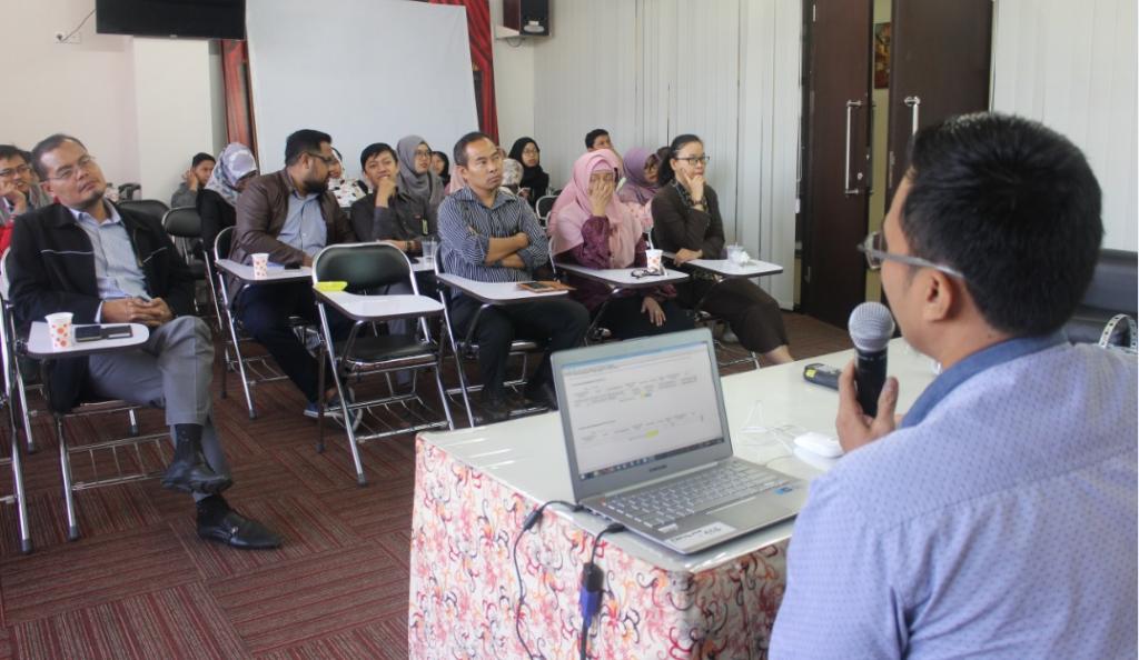 Panyaji menyajikan materi