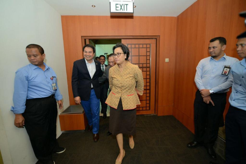 Menteri Keuangan RI Sri Mulyani memasuki ruangan bersama Ketua Banggar DPR RI Aziz Syamsuddin.