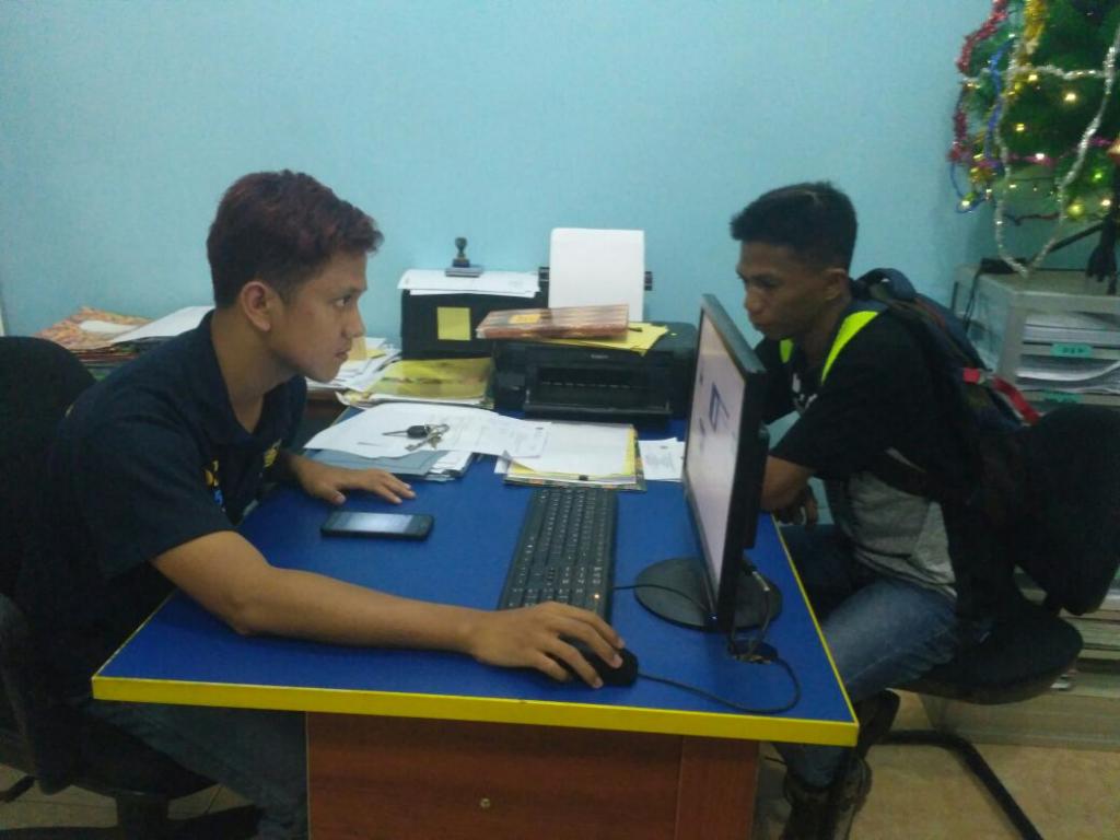 Ignatius Yasser melayani wajib pajak hingga dini hari.